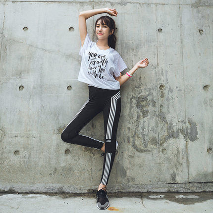 今年流行穿瑜伽套装，尽显青春活力，秀出曼妙S曲线