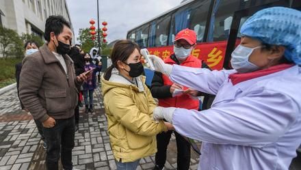  返程■多辆湖北大巴被劝返，返程复工之路不应上演“人在囧途”