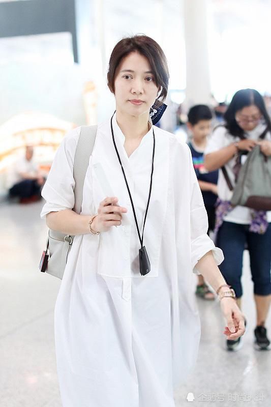 袁咏仪戴46万块的表却素颜出镜似路人，网友：土豪都这么低调？