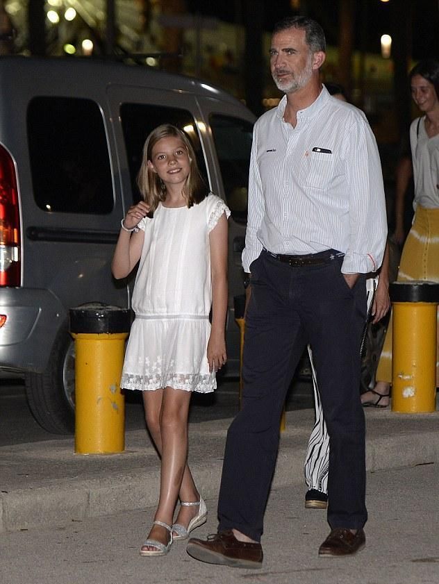 西班牙王后和婆婆和解？全家其乐融融度假，46岁王后比凯特还年轻