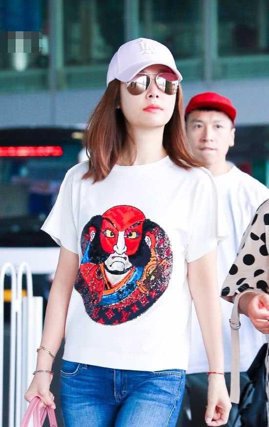 林心如的衣品绝了,白T搭牛仔裤42岁嫩回22岁,赶紧学起来!