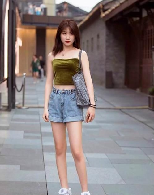 「靓丽」街拍:笑容甜美的小姐姐,一件黑色连衣裙外搭白色开衫,靓丽迷人