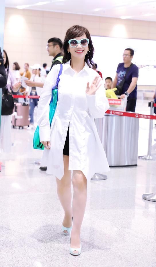 赵雅芝为显嫩太拼了，穿这么短的短裤，网友：63岁穿成23岁就服你