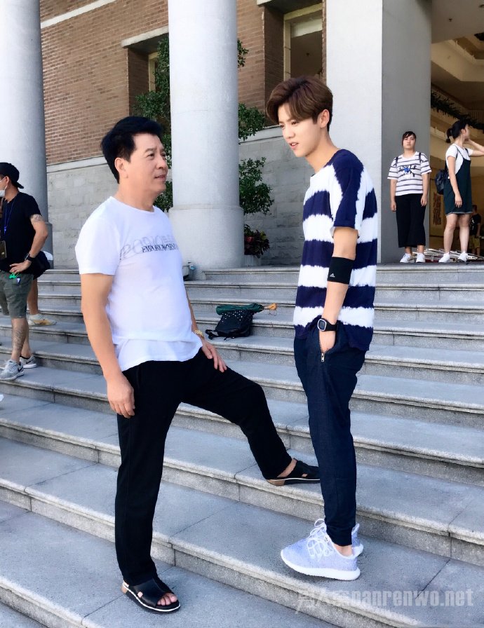 关晓彤爸爸晒合影 网友回应:这是帮女儿撇清分手传闻