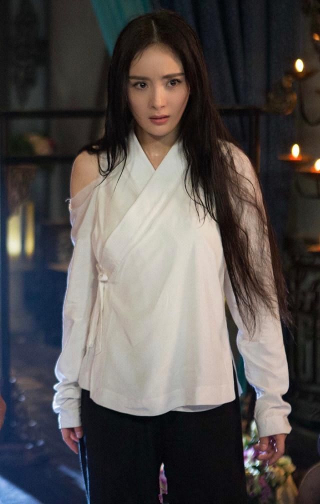 沈梦辰out了，杨幂才是不好好穿衣的“鼻祖”，穿过的衣服都火了