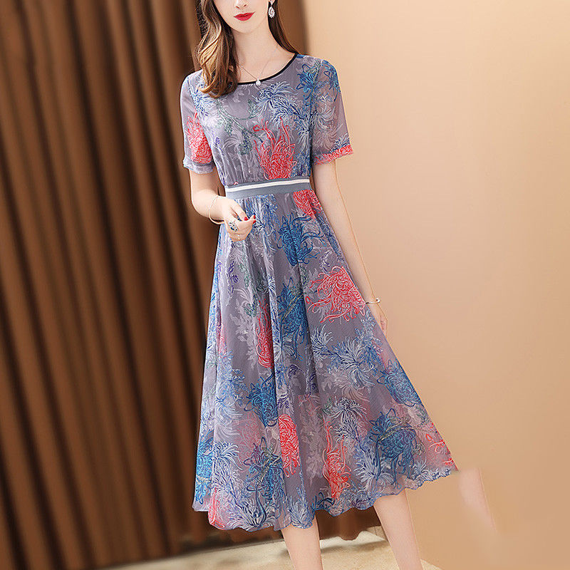 赶紧一饱眼福!丰满女人穿这样的素雅裙，堪称完美，性感又迷人