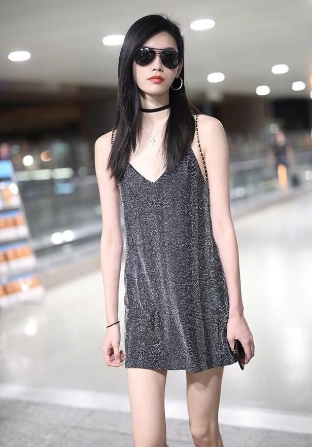 奚梦瑶穿吊带裙现身机场,裙子太短遭网友疯狂吐槽