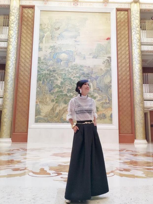 63岁米雪穿镂空长裙比少女还少女, 脸嫩白如雪甜笑好仙美