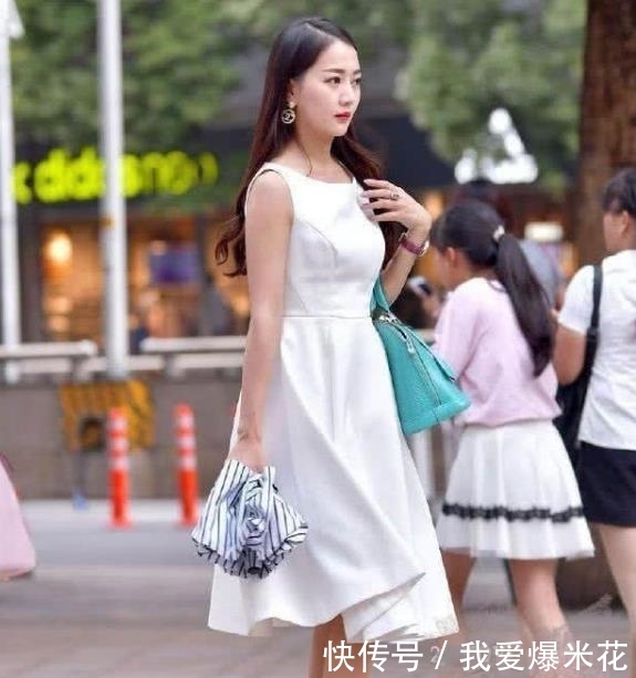 「小姐姐」街拍:清纯可人的小姐姐,一条白色的连衣裙,时尚优雅淑女范