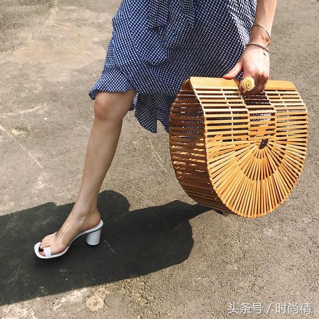 夏季放飞脚丫子，穿上时髦的凉拖鞋，让玉足也撒个欢吧