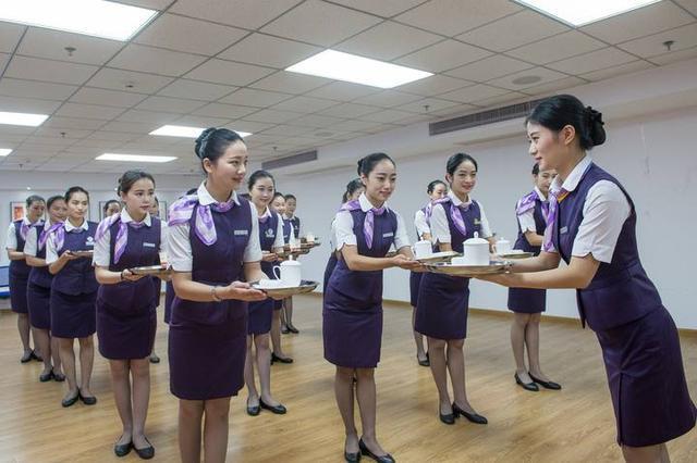 为什么高铁上的乘务员全年都要穿丝袜？原因让人脸都红了