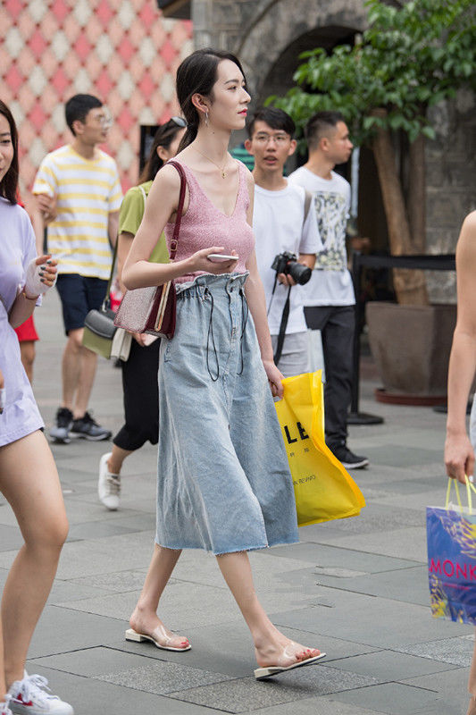 街拍路人,只有像这样清凉的穿搭,才是最适合夏天出门逛街穿