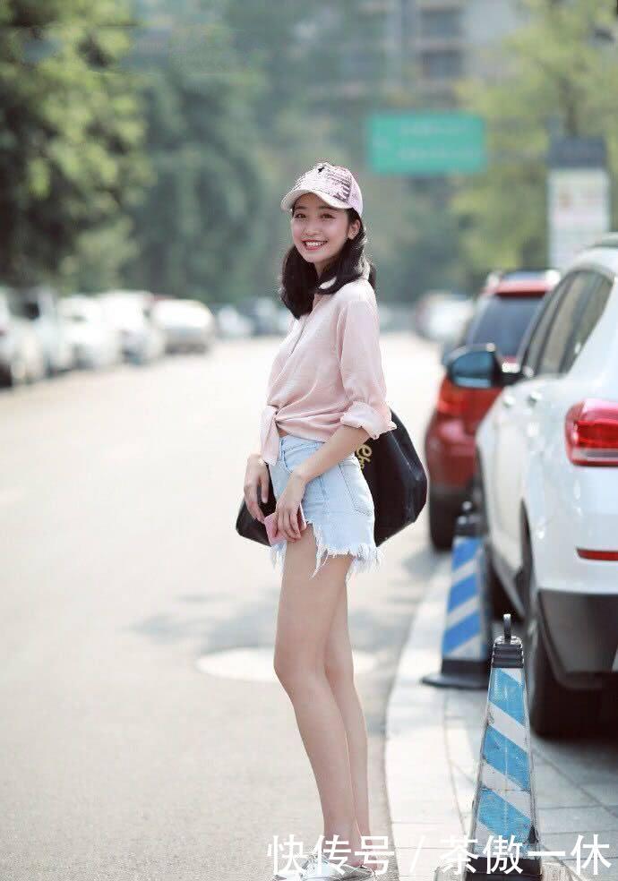 美女■紧身牛仔裤，会更好地展示身材，搭配出自己的时尚感觉