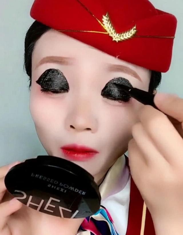  空姐@空姐画眼线被男朋友吐槽“画得太粗”，睁眼之后网友：没毛病