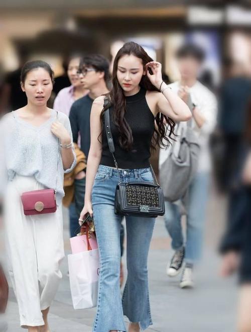 街拍:小姐姐十几块T恤配牛仔裤,修身显瘦好身材秀出来