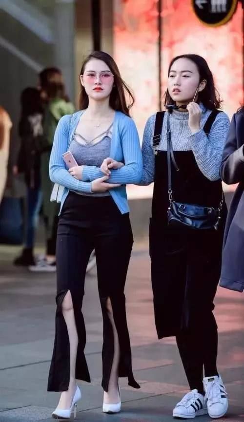 美女@休闲穿搭吊带配阔腿裤，尽显迷人身段，成熟妩媚的美女