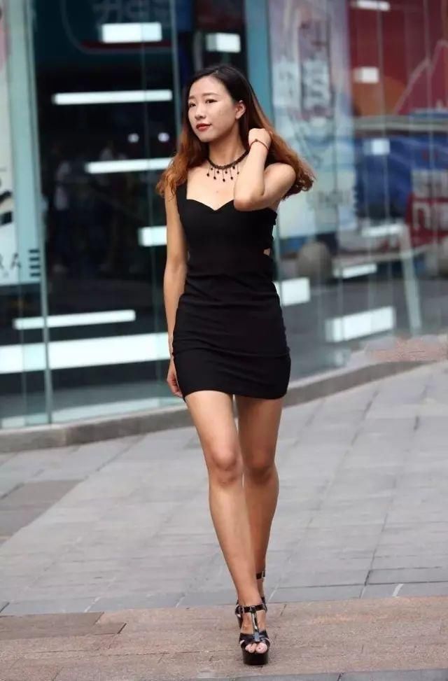 街拍 时而有熟女的妩媚，时而有少女的可爱的黑裙性感美女