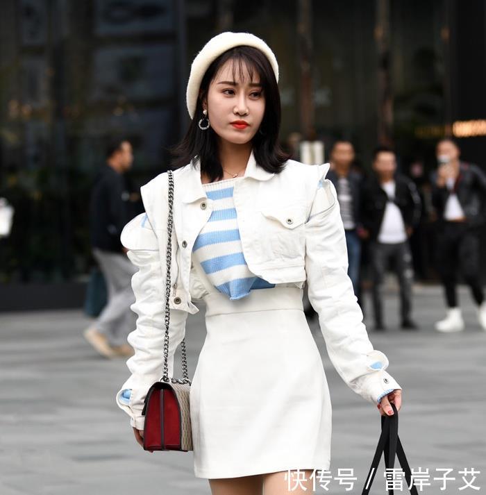  [凸显]街拍：橘色毛衣搭配A字裙的小姐姐，凸显腿长的基本搭配