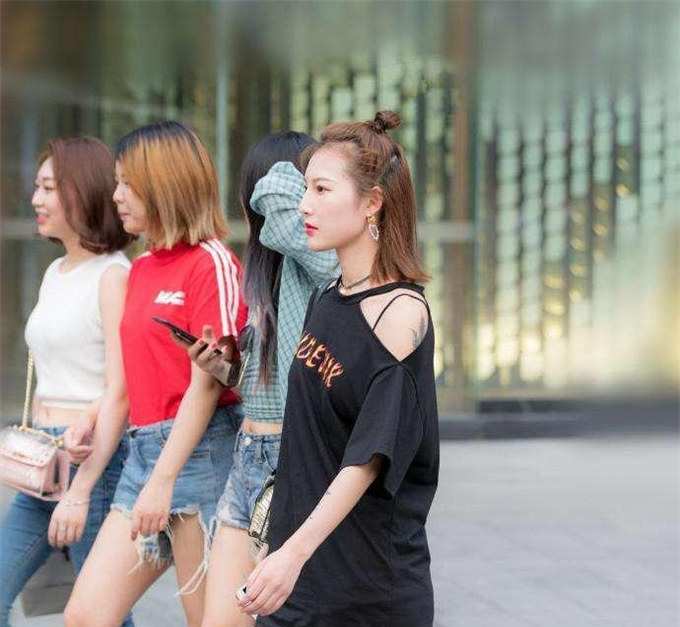 街拍路人， 包臀裙是很多女生的最爱 ，也是挺有味儿的