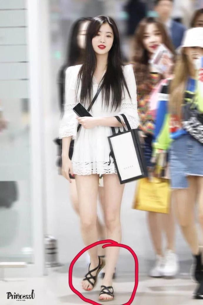 一天曝光两对恋情!公司否认当事人却承认!另一对谈一天就分手?