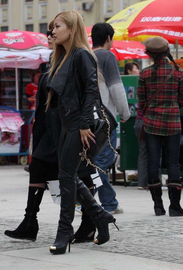 街拍: 皮衣皮裤金发酷女郎, 火辣身材透过皮裤, 展示得淋漓尽致