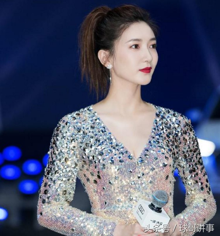 江疏影这腿没谁了，同台黄轩光腿长就赢了，网友:这短裙pick了!