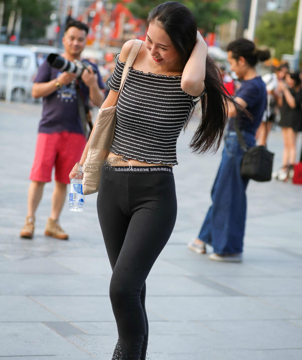 气质小姐姐一字肩搭配紧身热裤，尽显成熟韵味