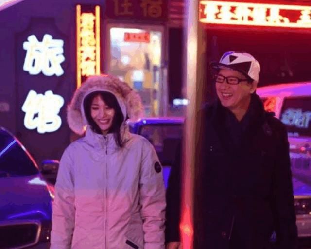 假的演成真的？郑爽无故冲工作人员发火？爽爸出面护犊子