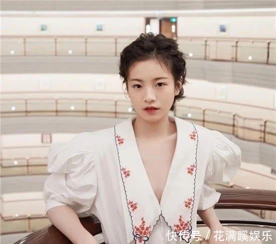 不再:领跑早春的时髦娃娃领,穿上它不止可爱,也能让你的装扮不再普通