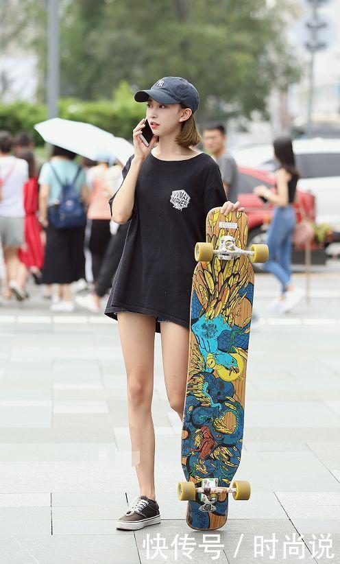 街拍：美女吊带黑纱裙的霸气大表姐，尽显女人的优雅与妩媚！