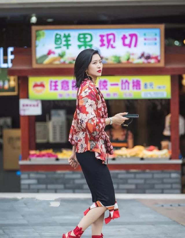 『看上去更加』美女黑色的连衣裙搭配一双黑色的高跟鞋,非常的显气质