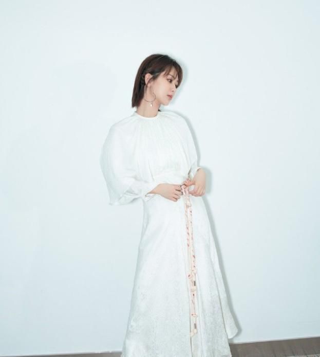  「轻女孩可以」杨紫颜值高真任性,穿一条白色连衣裙气质出众,意外穿出高级感