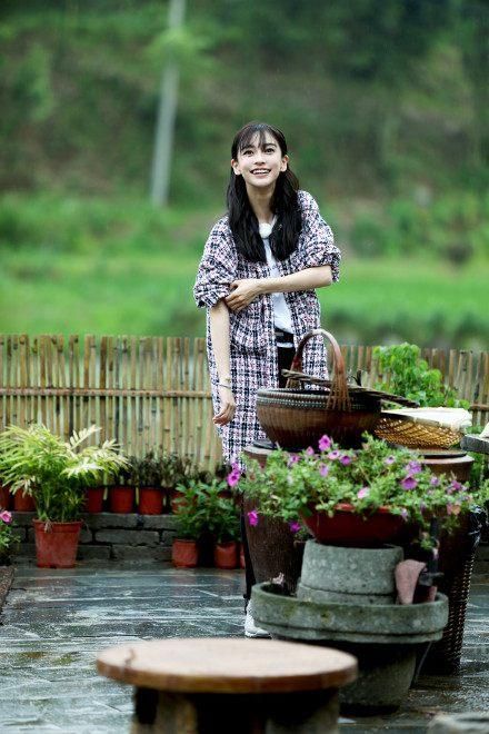 倪妮baby齐上《向往的生活》，隔壁校花的造型谁更能驾驭？