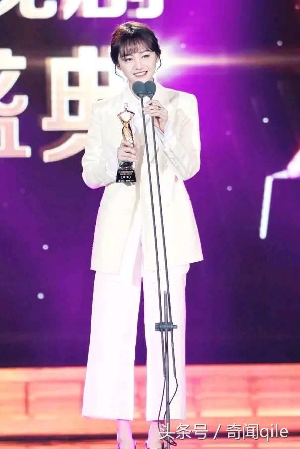 郑爽恋情曝光后积极投身工作，新剧造型青春靓丽，颜值重回巅峰