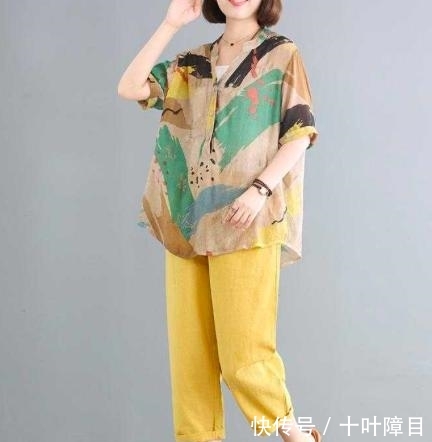  女人■45-67岁女人别穿太土，新式“嫩黄衫套装”，让你气场全开美上天