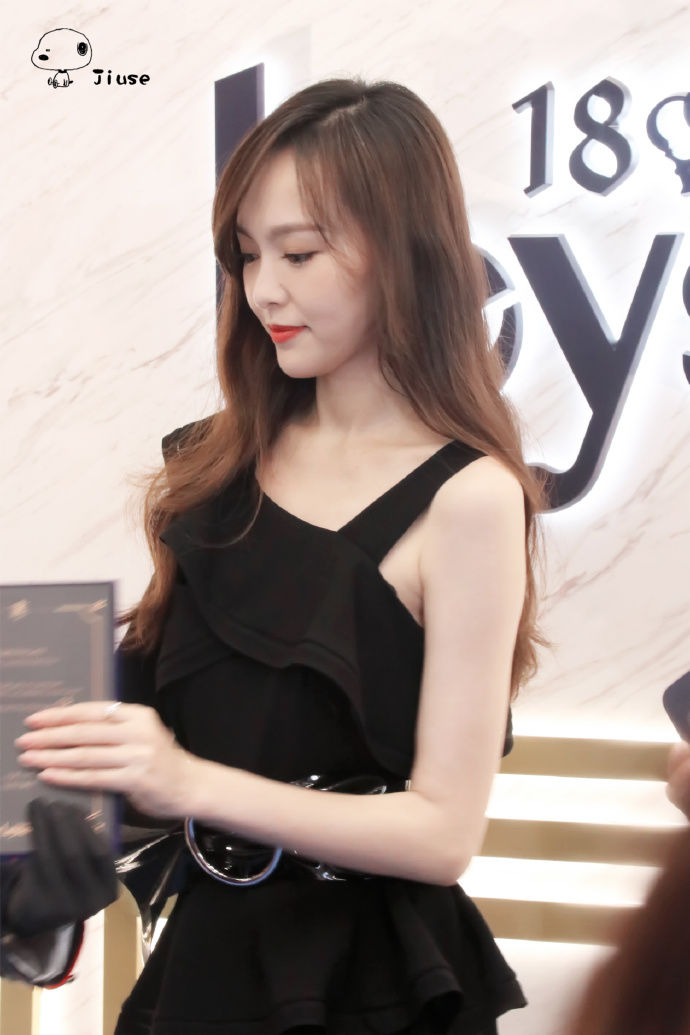 唐嫣穿黑色礼服亮相代言活动皮肤白嫩气质优雅，笑起来真的太甜了