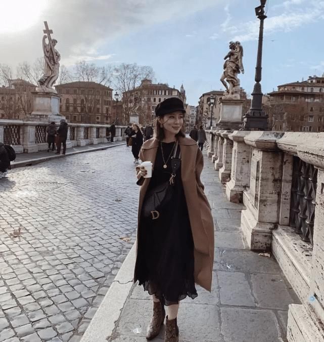  【会把女生们】快扔掉你的“ 羽绒服 ”吧，这几款长大衣早春穿“仙”到没朋友