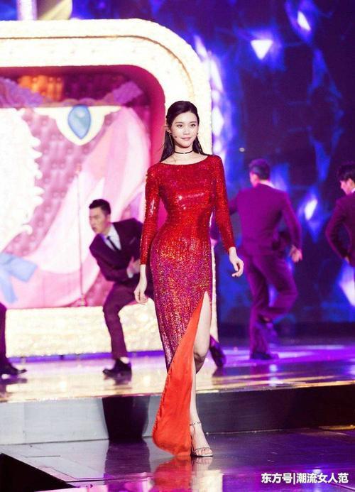 奚梦瑶出席活动，穿橙色裙子好优雅 ，大长腿很迷人！