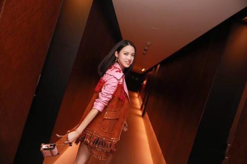 大海全是水，张梓琳全是腿！平底鞋能穿得这么高级的也就只有她了