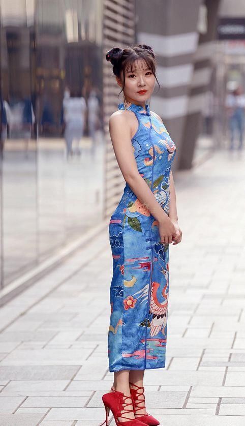 街拍:美女穿紧身旗袍上街，柳腰翘臀，一看这体重就不过百!
