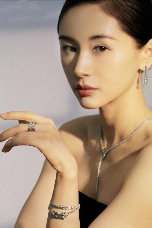 『精致』女人40以后，少戴这3种首饰！会被人“嫌弃”不说，还特别显廉价