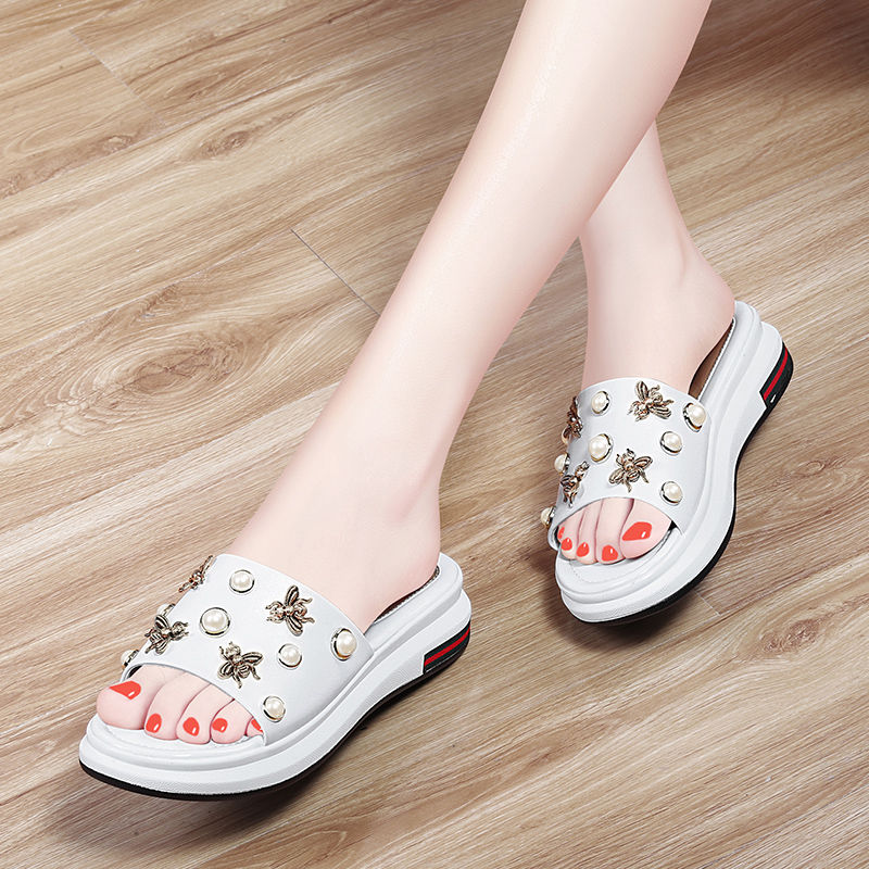 逛街还傻傻穿高跟鞋?别傻了，新款拖鞋也可以舒适又美丽