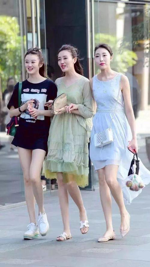 自信满满的打底裤小姐姐，帅气十足特别有女人味，特别吸睛！