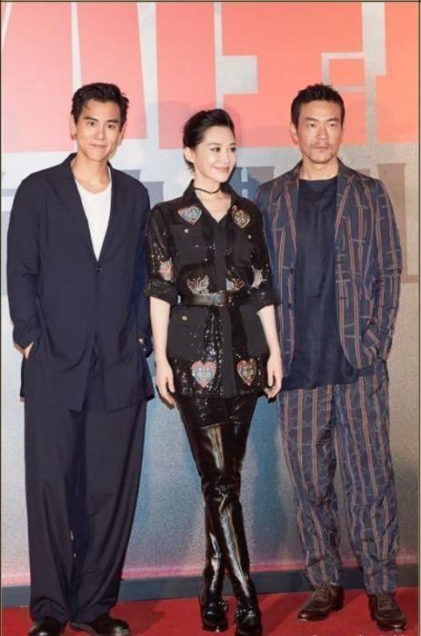 许晴终于不扮嫩了，一身黑色穿搭优雅迷人，网友：49岁就该这么穿