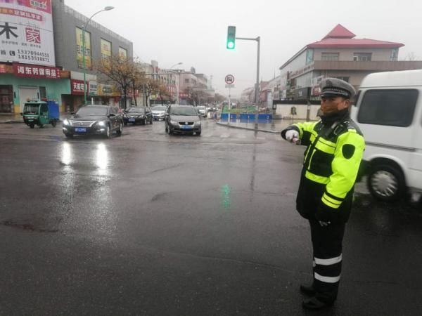  「坚守岗位」保畅通促安全！山东交警雨中执勤尽职责，坚守岗位保平安！