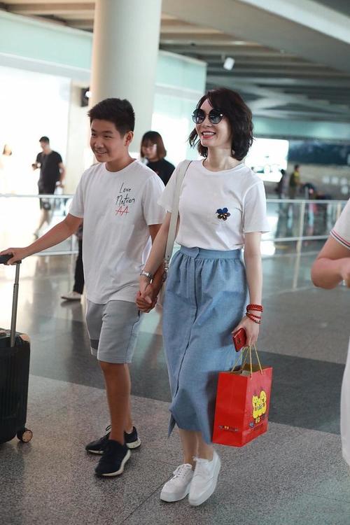 41岁陈数一袭靓丽打扮亮相，牵手儿子如姐弟！完全看不出年龄差啊