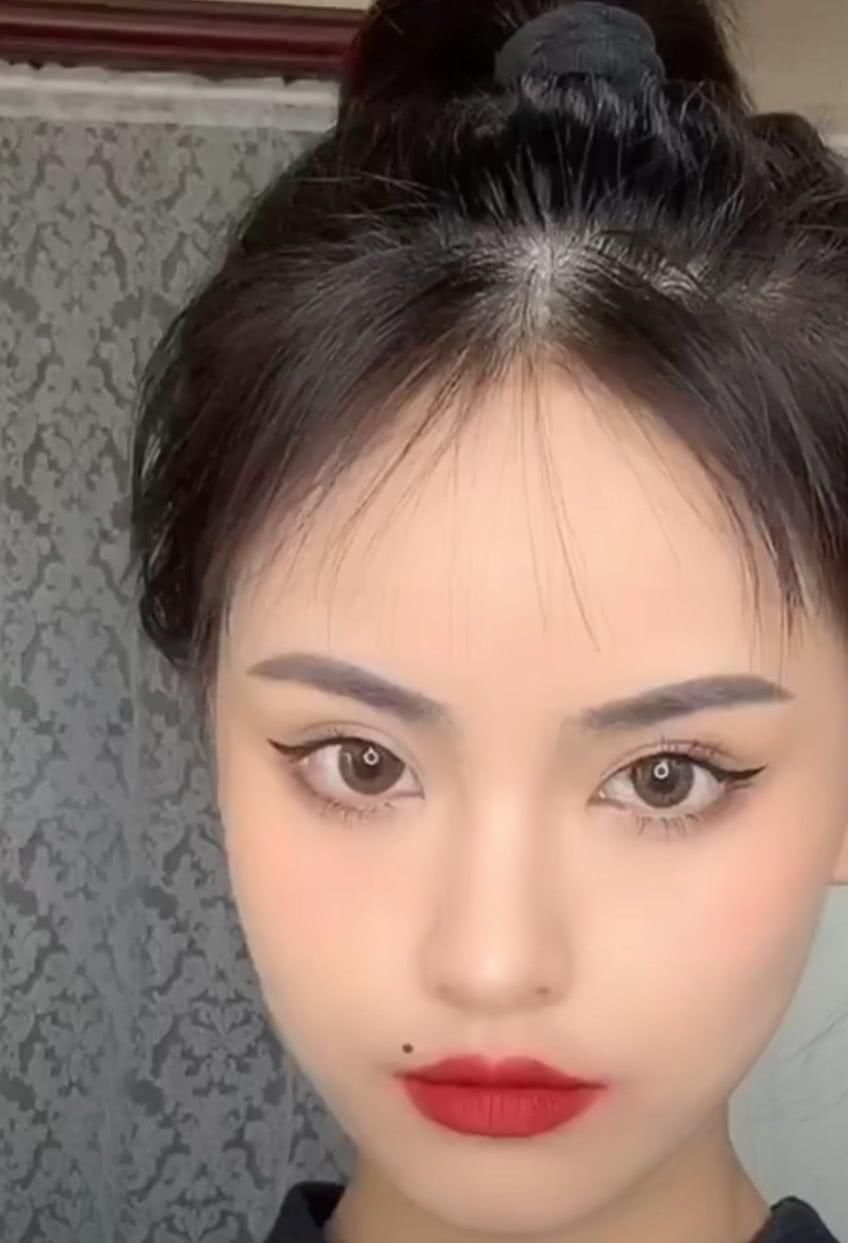  『爆炸』猛女仿妆“爆炸甜心安琦”，美人痣是灵魂，看清正脸：出道吧，pick你！