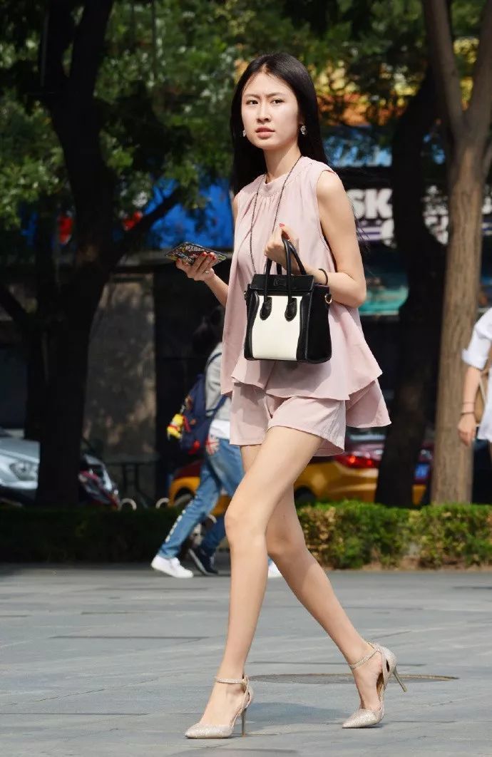 清爽|街拍:小姐姐简约身搭配,给人一种很清爽的感觉,纤细美腿让人羡慕