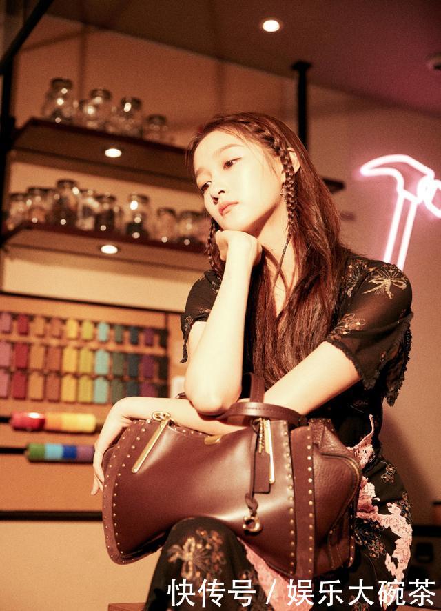 关晓彤身穿花色连衣裙亮相某活动 编发造型洋溢着少女的青春气息