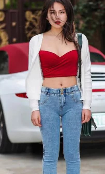 性感美女穿紧身牛仔裤翘臀浑圆，美艳的外表和火辣的身材，止不住